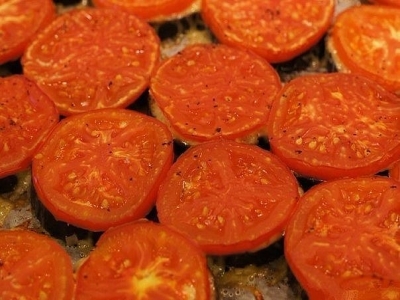 Баклажани кружечками в духовці з сиром і помідорами