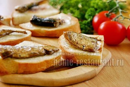 Sandwich-uri cu șproturi pe o masă festivă cu castraveți murate