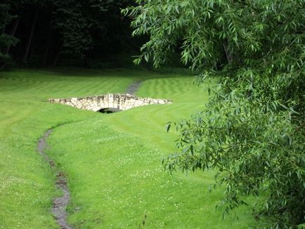 Parcul Tsaritsynsky din Moscova foto fântână cântând în Tsaritsino, o călătorie în lumea naturii