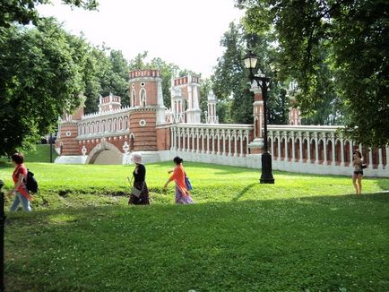 Parcul Tsaritsynsky din Moscova foto fântână cântând în Tsaritsino, o călătorie în lumea naturii