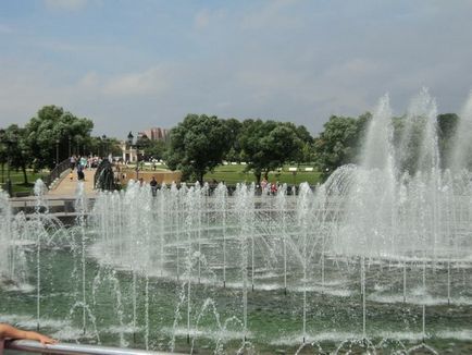 Parcul Tsaritsynsky din Moscova foto fântână cântând în Tsaritsino, o călătorie în lumea naturii