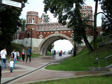 Parcul Tsaritsynsky din Moscova foto fântână cântând în Tsaritsino, o călătorie în lumea naturii