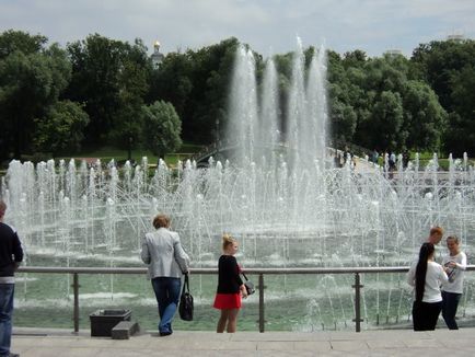 Parcul Tsaritsynsky din Moscova foto fântână cântând în Tsaritsino, o călătorie în lumea naturii