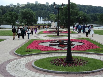 Parcul Tsaritsynsky din Moscova foto fântână cântând în Tsaritsino, o călătorie în lumea naturii