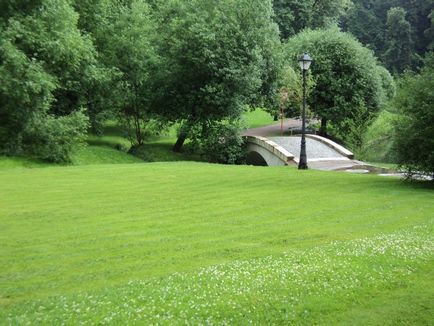 Parcul Tsaritsynsky din Moscova foto fântână cântând în Tsaritsino, o călătorie în lumea naturii