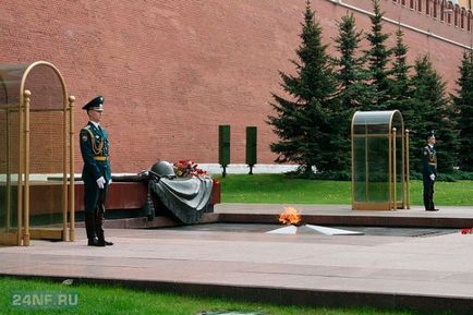 Sentry la mausoleu pe pătrat roșu