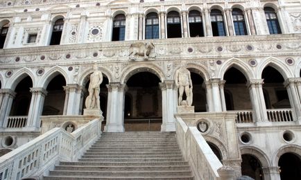 Palatul Dogilor din Veneția frumusețea grațioasă și secretele curioase