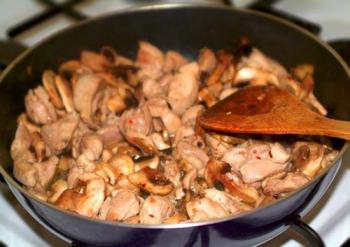 Főzés otthon egy egyszerű recept csirke gombával