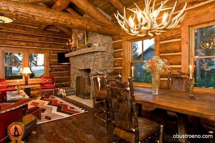 Interiorul casei din lemn foloseste imitația de lemn pentru decor (cherestea) Interiorul casei de pe fasciculul cu lemn imitativ pentru decorare