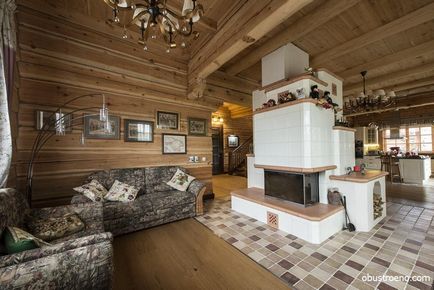 Interiorul casei de pe fasciculul cu lemn imitativ pentru decorare
