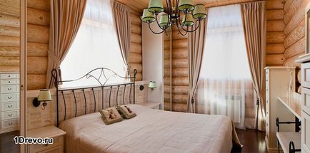 Interiorul unui dormitor într-o casă de lemn de selecție și aranjament de mobilier, iluminat
