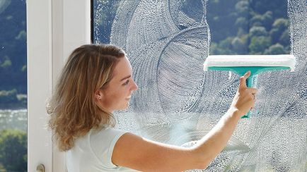 Cum să spălați rapid și pur și simplu ferestrele din plastic