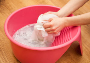 Cum să fierbeți rufele acasă și cum să spălați cu mâna