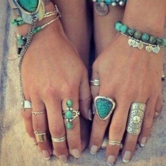 Hogyan viselni a gyűrűt az ujját, gyönyörű nő, mint rajta karikát a kezében divatos és elegáns, 35 fényképek