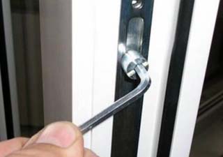 Cum să coaseți o ușă de fier