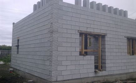 Якою має бути товщина стін з піноблоку при будівництві будинку