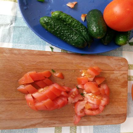Cum să pregătiți o salată de castraveți proaspeți și o rețetă de roșii cu o fotografie pas cu pas