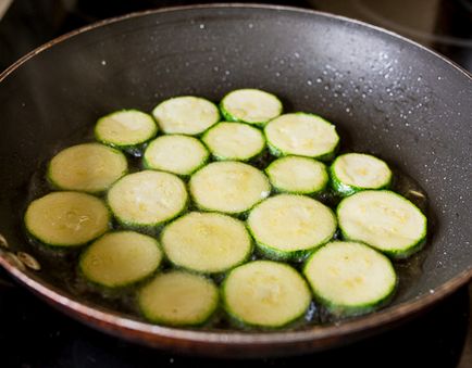 Cum să faci o salată cu chanterelles și pui afumat - o rețetă dovedită pas cu pas cu o fotografie pe