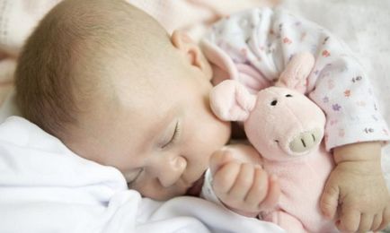 Як привчити немовляти спати в ліжечку, як привчити дитину