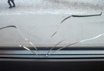 Cum să lipiți crăpăturile de pe geamul unei ferestre din plastic