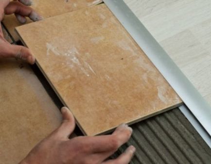 Hogyan lehet csatlakozni a laminált és kerámia vagy szőnyeg