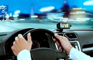 Cum să alegeți navigatorii GPS pentru o mașină, descrierea mărcilor și prețurile pentru dispozitivele de urmărire
