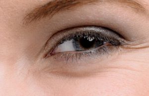 Hogyan válasszuk ki a krém a száraz bőrt a szem körül