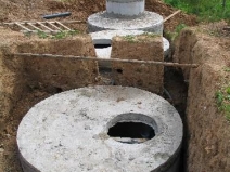 Canalizare de rezervor septic cu mâinile proprii pentru carcasa din plastic, din inele de beton; cum se instalează