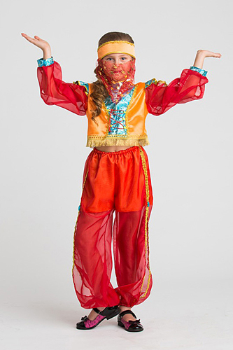Costumul carnaval al reginei Shamakhan cu mâinile sale - tătarii din Syzran
