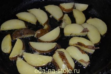 Картопля з овочами і шампіньйонами, їжа на столі