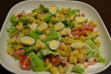 Klasszikus Cézár saláta csirkével egy egyszerű recept egy fotó
