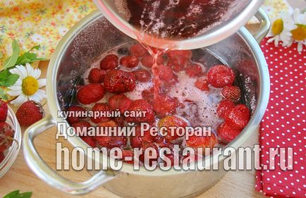 Căpșuni în sirop pentru rețeta de iarnă cu un restaurant foto-acasă