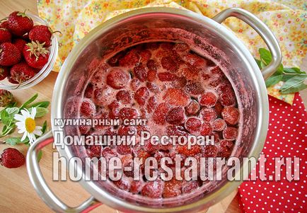 Căpșuni în sirop pentru rețeta de iarnă cu un restaurant foto-acasă