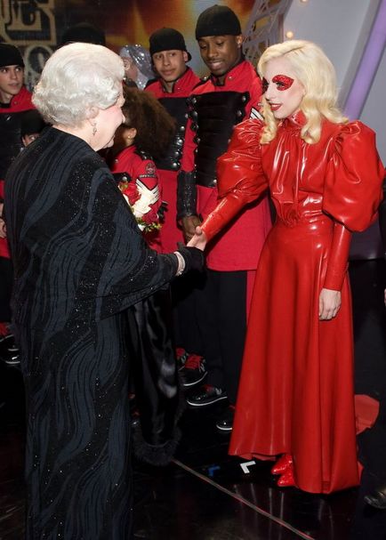 Lady Gaga 28 de ani de șocant, de moda (cea mai bună imagine a lui Alexandra) Lady Gaga 28 de ani de modă șocantă
