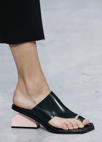 Divatos öszvérek, nagyi és flip-flop a tavaszi-nyári kollekciók Chloe, Alexander Wang, Fendi, Marni,