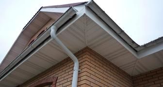 Instalarea de jgheaburi pentru acoperiș cu propriile mâini în țară și într-o casă privată