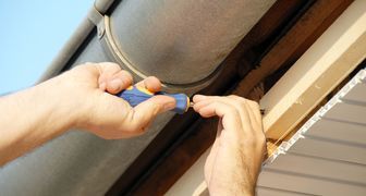 Instalarea de jgheaburi pentru acoperiș cu propriile mâini în țară și într-o casă privată