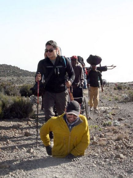 Un bărbat fără picioare a cucerit kilimanjaro