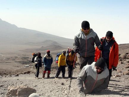 Un bărbat fără picioare a cucerit kilimanjaro