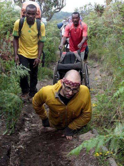 Un bărbat fără picioare a cucerit kilimanjaro