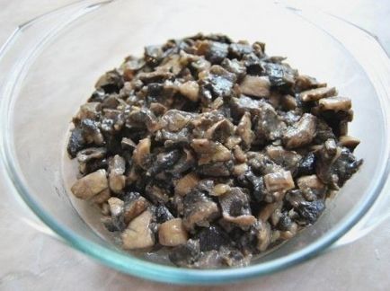 М'ясний рулет з грибами в листковому тісті