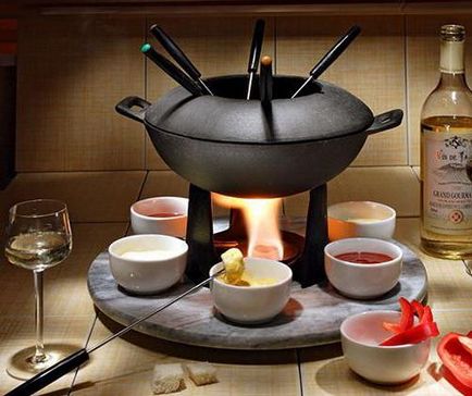 Un set pentru fondue este un cadou perfect pentru doi