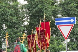 Egy nap egy nagy vallási menet (keresztapa) Egy nap egy nagy vallásos körmenet