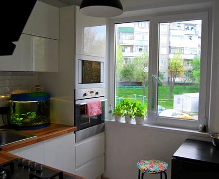 Amenajarea bucătăriei este de 6 metri pătrați, cu un frigider în Hrușciov și alte apartamente mici