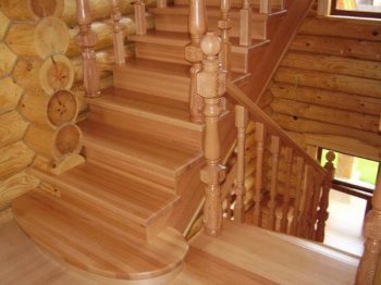 Designul scării din lemn, luând în considerare cerințele pe care le-a elaborat