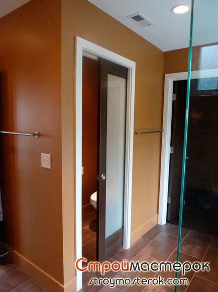 A csúszó ajtó a fürdőszobában - fotó, videó installáció