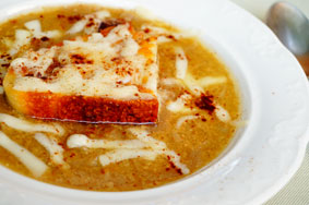 Rizs, bab és a tészta fűszeres paradicsomszósszal vagy „kushari” (szósz) Rizs, bab és a tészta fűszeres paradicsomszósszal vagy „kushari”