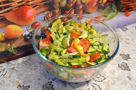 Salata este o explozie de vară! Salată delicioasă și sănătoasă de legume pe o masă obișnuită - simplă