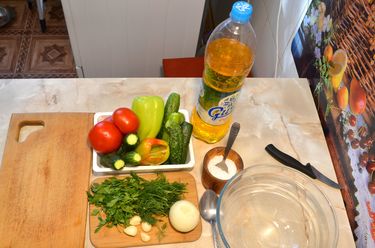 Салат річний вітамінний вибух! Смачний і корисний овочевий салат на повсякденний стіл - прості