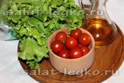 Салат з помідорами чері і листовим салатом